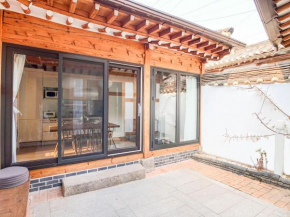 JAY Hanok ㅡ 3BR 3Bath ㅡ 8min from Anguk STN